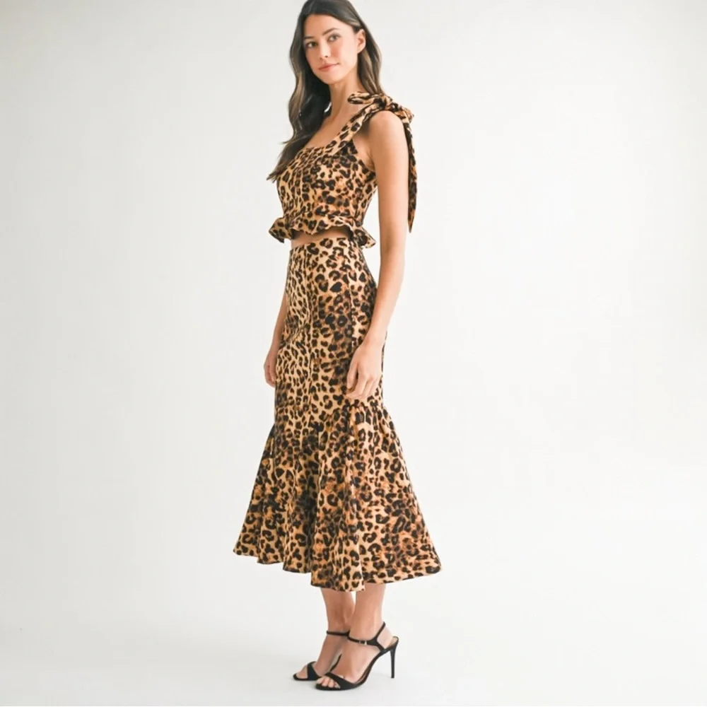 Chic Leopard Print Ruffle Crop Top and Midi Skirt Set - Picture 8 of 11